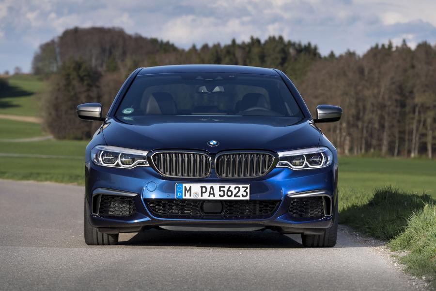  BMW M550i xDrive Sedan 2017 года  (WW) (фото 41 из 48)